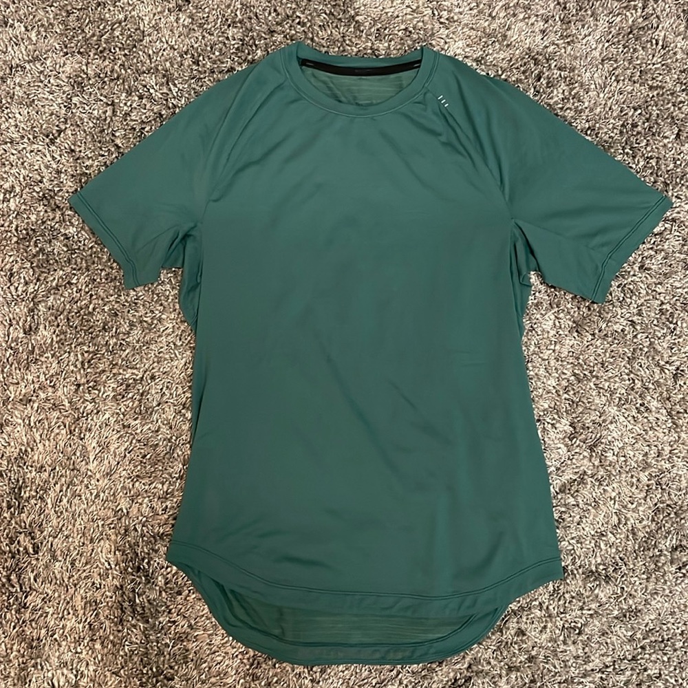 Lululemon License to Train Short-Sleeve Shirt Medium